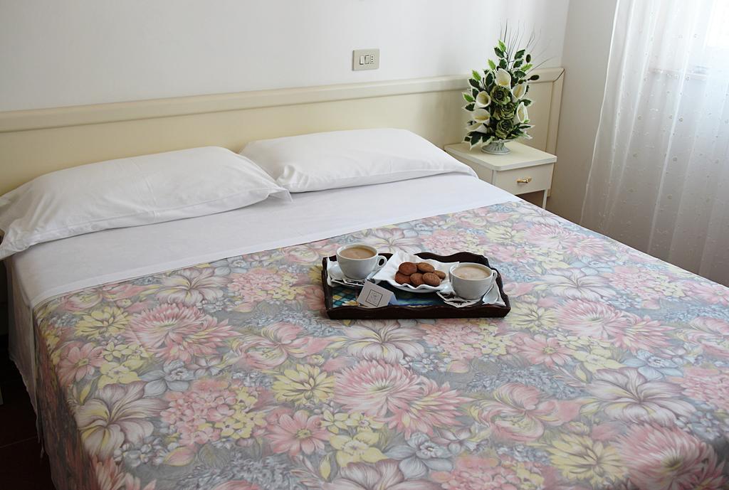 Hotel Cirene Rímini Habitación foto